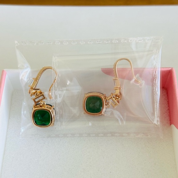 🌷New🌷 Luxurious & Elegant Green Toned Earrings - Picture 7 of 7